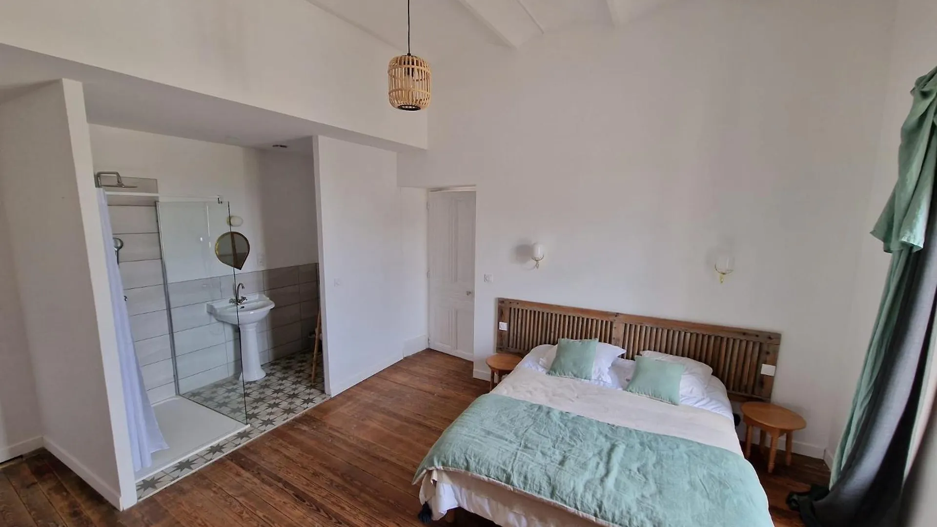 Jolie Masdame Un Espace Incroyable Sauzet  France