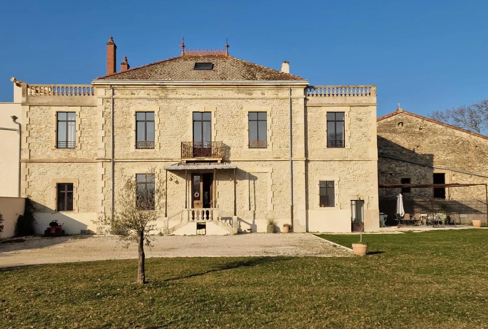 Jolie Masdame Un Espace Incroyable Sauzet  France
